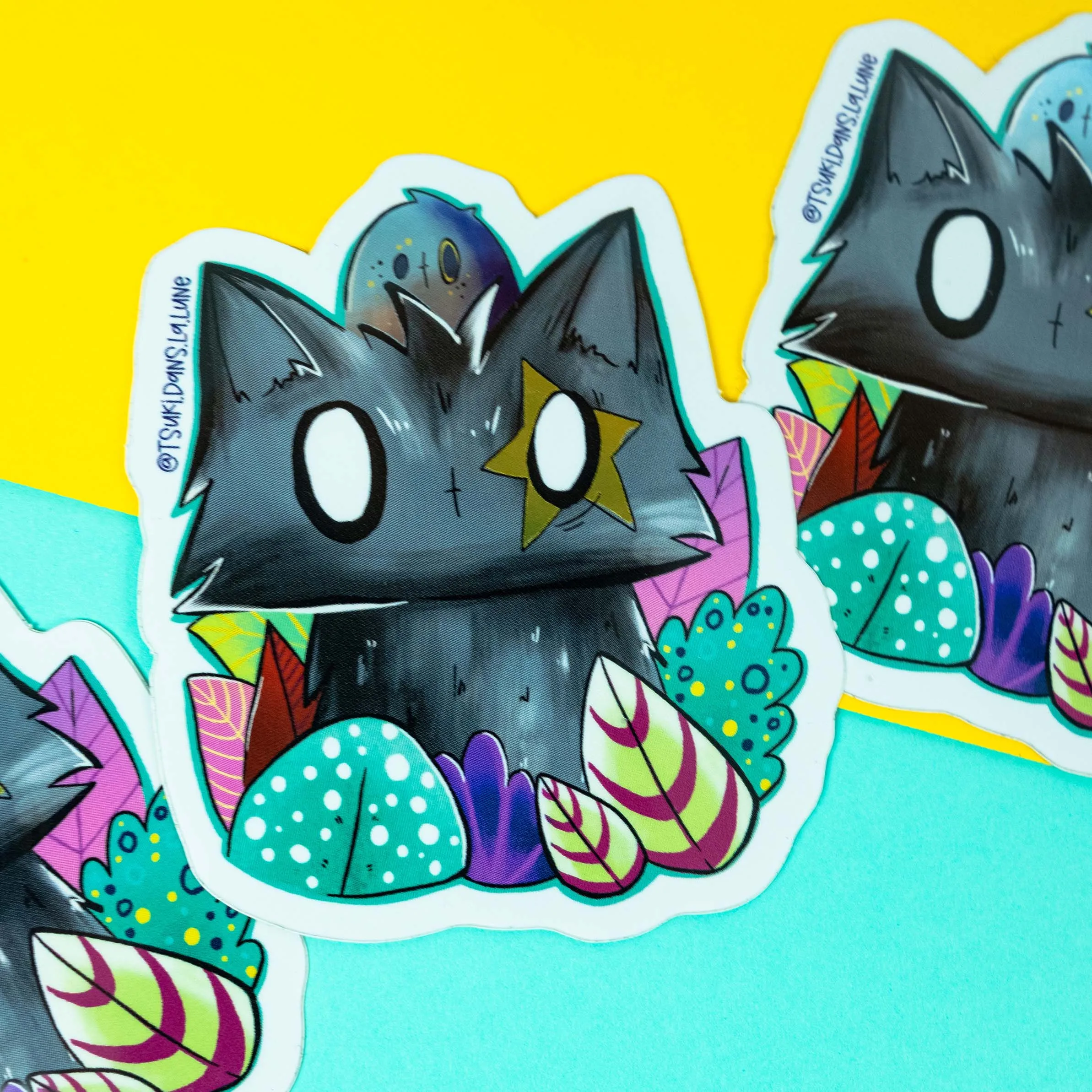Sticker chat noir mignon aux grands yeux étonnés. Effet miroir autour de l'oeil Création originale Tsuki dans la lune