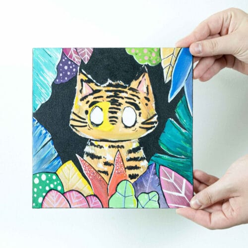 Tableau de l'artiste peintre Tsuki dans la lune. Un chat tigré entouré de plantes colorées