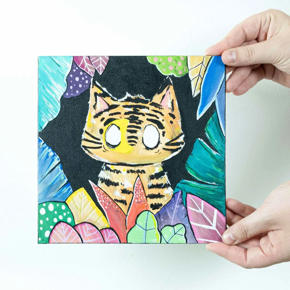 Tableau de l'artiste peintre Tsuki dans la lune. Un chat tigré entouré de plantes colorées