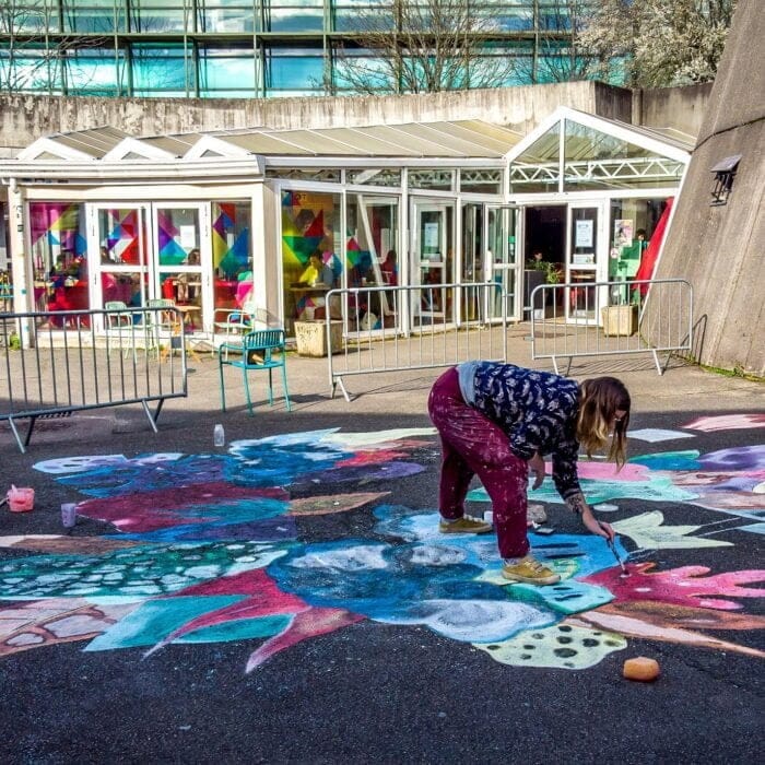 Vue de l'artiste peintre Tsuki dans la Lune en train de dessiner à la craie au sol