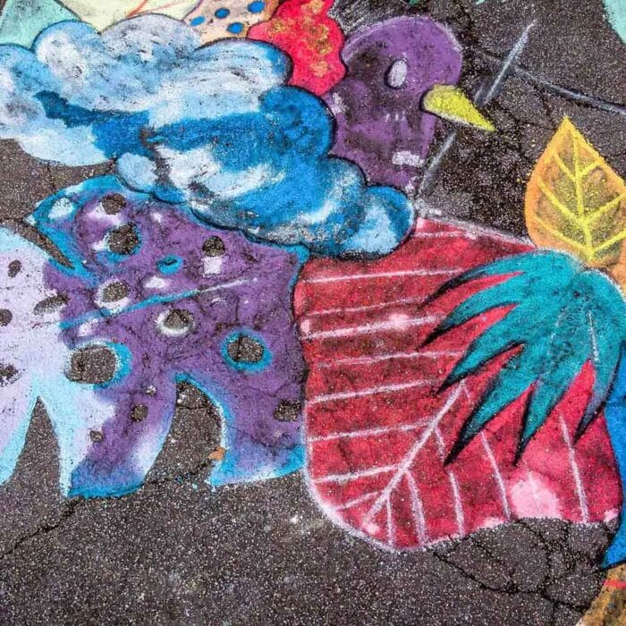 Vue d'un détail créé à la craie par l'artiste Tsuki dans la Lune