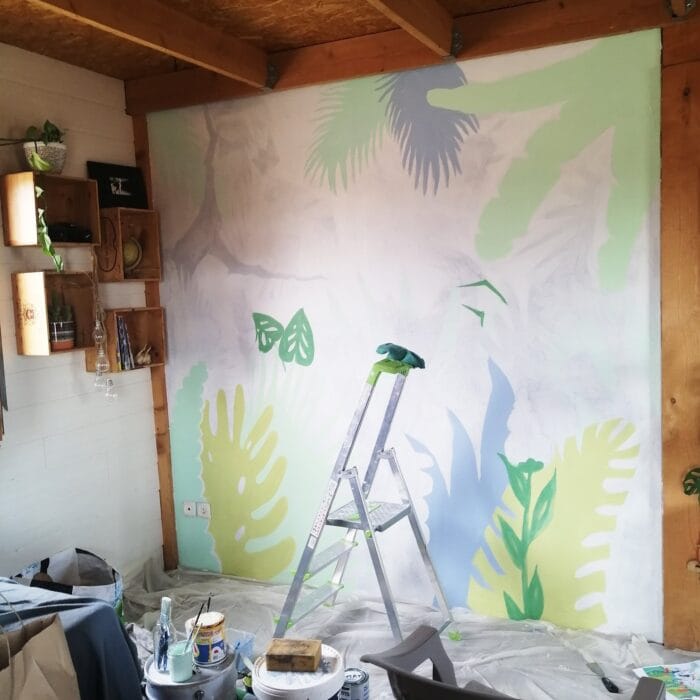 Etape d'une Fresque réalisée par l'artiste Tsuki dans la lune. Peinture décorative pour un salon.