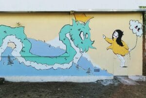 Vue d'une peinture murale. Un Grand dragon vert et sa petite fille. Création originale par l'artiste peintreTsuki dans la lune