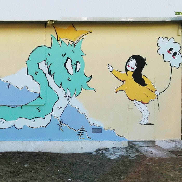 Vue d'une peinture murale. Un Grand dragon vert et sa petite fille. Création originale par l'artiste Tsuki dans la lune