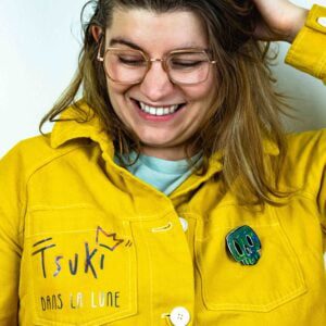 Portrait d'artiste peintre Tsuki dans la lune avec une de ses broches colorées